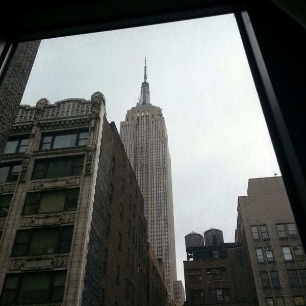 Foto diambil di SpringHill Suites by Marriott New York Midtown Manhattan/Fifth Avenue oleh Juliano T. pada 10/23/2013