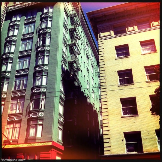 รูปภาพถ่ายที่ King George Hotel โดย Evangeline B. เมื่อ 9/30/2012