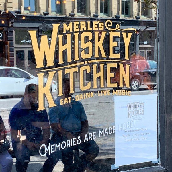 Foto diambil di Merle&#39;s Whiskey Kitchen oleh Dan S. pada 8/28/2021