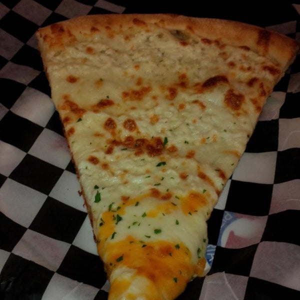 7/9/2014 tarihinde Brenda N.ziyaretçi tarafından New York Pizzeria'de çekilen fotoğraf