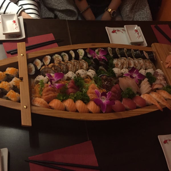 รูปภาพถ่ายที่ Sushi Palace โดย Florence B. เมื่อ 12/6/2016
