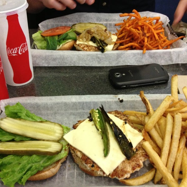 รูปภาพถ่ายที่ Burger Boss โดย 😊 Candis H. เมื่อ 1/30/2013