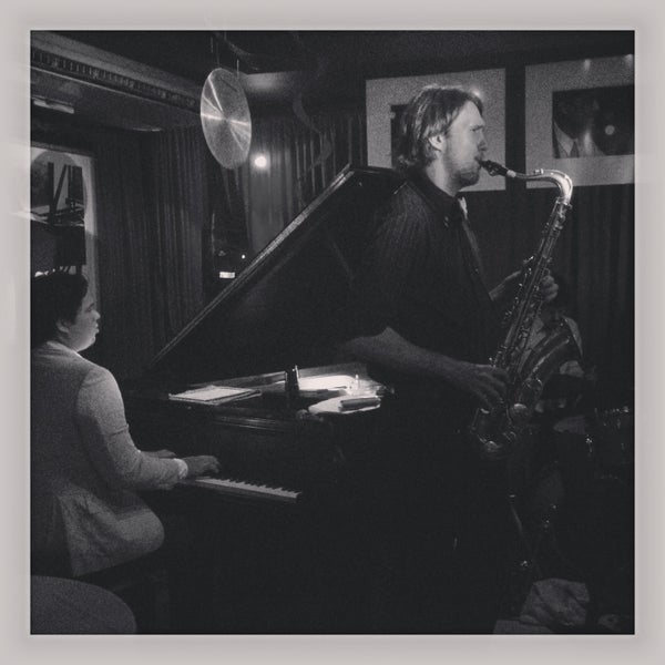 Foto diambil di Carli&#39;s Fine Bistro and Piano oleh Janice M. pada 11/24/2013