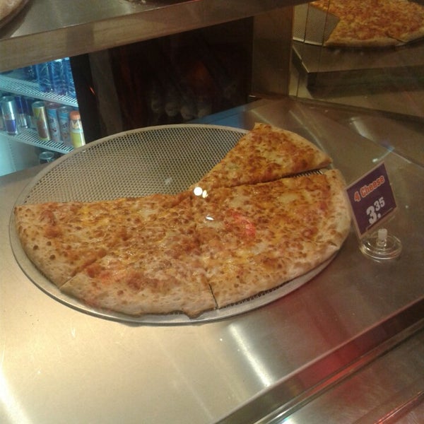 7/19/2013 tarihinde David I.ziyaretçi tarafından New York Pizza'de çekilen fotoğraf