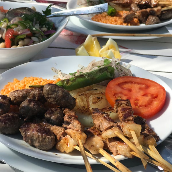 รูปภาพถ่ายที่ Ömür Restaurant โดย Yunus เมื่อ 3/4/2021