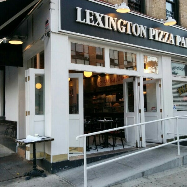 Das Foto wurde bei Lexington Pizza Parlour von Ben H. am 9/5/2015 aufgenommen