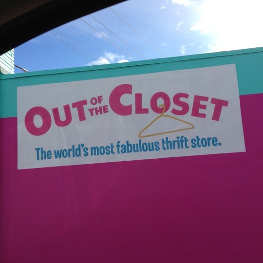 รูปภาพถ่ายที่ Out of the Closet โดย Shawn B. เมื่อ 12/6/2012