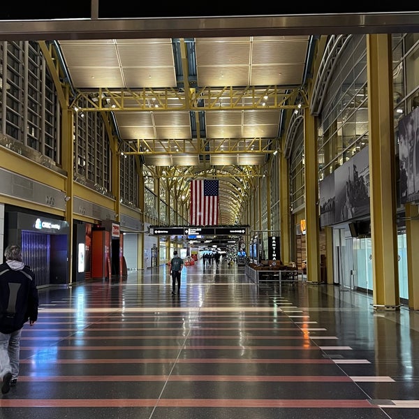 Photo taken at Ronald Reagan Washington National Airport (DCA) by Mark J. on 12/23/2021