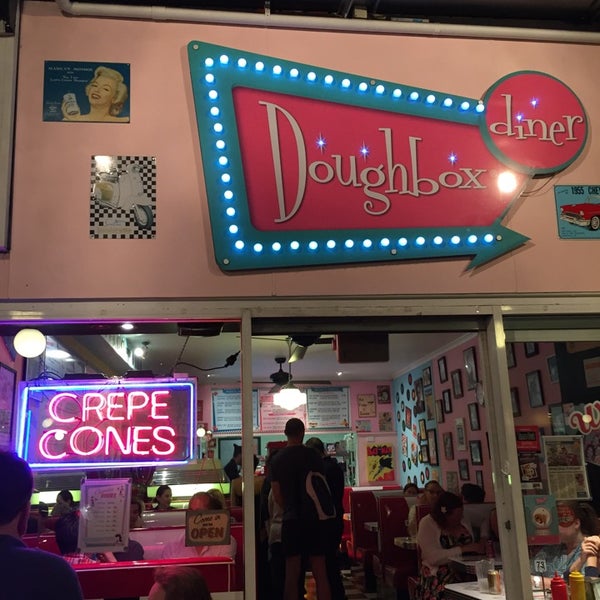 Foto tirada no(a) Doughbox Diner por Linmarie H. em 11/8/2014