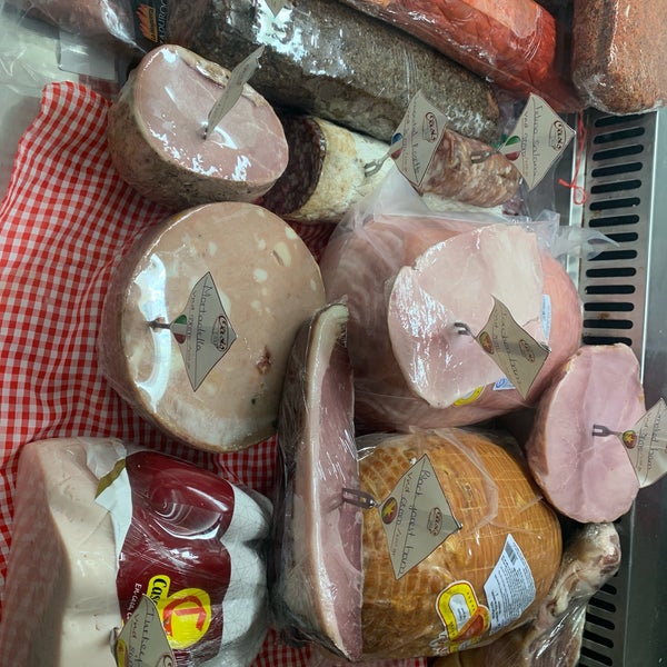 Das Foto wurde bei The Oasis Grocery Store von Nam Nắn Nót am 9/28/2019 aufgenommen