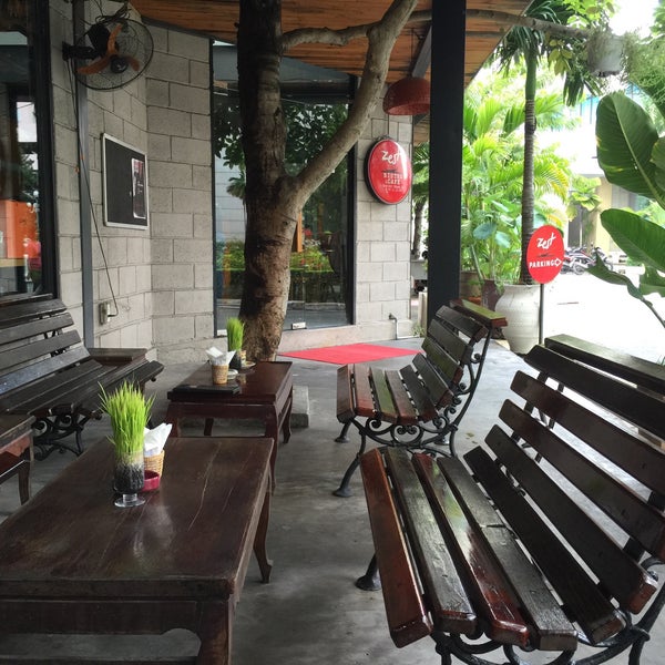 Photo taken at Zest Bistro &amp; Café by Nam Nắn Nót on 9/11/2015