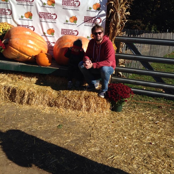 Photo taken at Bishop&#39;s Orchards Farm Market &amp; Winery by Jodi T. on 10/27/2013