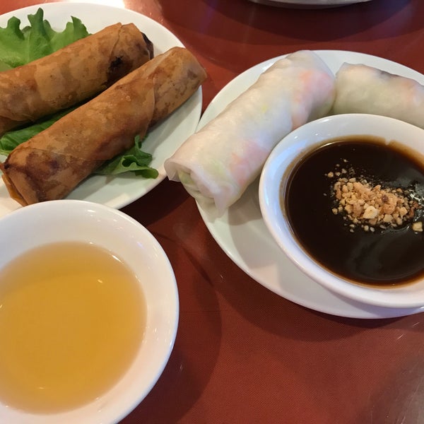 Снимок сделан в Little Saigon Restaurant пользователем Gonçal B. 5/16/2017