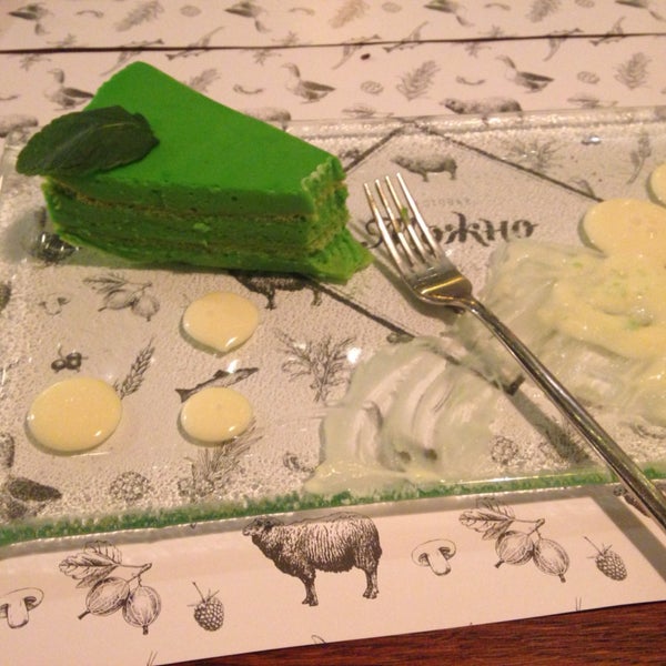 Очень зелёный мятный торт! Вкусный и нежный. Уже несколько раз брала - не пожалела. Хорошее место, чтобы побаловать себя во время диеты