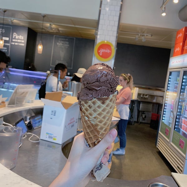 รูปภาพถ่ายที่ Jeni&#39;s Splendid Ice Creams โดย Cindy P. เมื่อ 8/5/2019