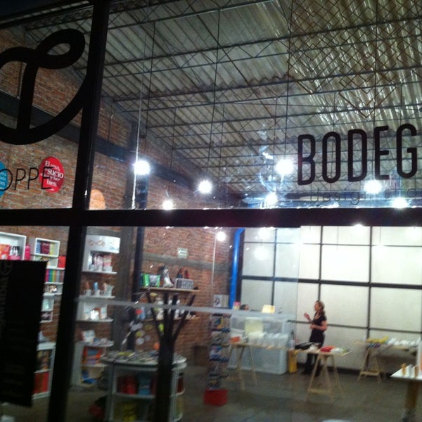 Foto scattata a Bodega Design Shop da Carlos V. il 1/11/2013