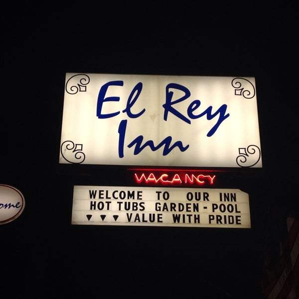 รูปภาพถ่ายที่ El Rey Court โดย Diane W. เมื่อ 7/5/2013