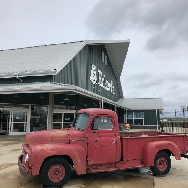 Photo taken at Eckert&#39;s Belleville Country Store &amp; Farm by Diane W. on 4/14/2019