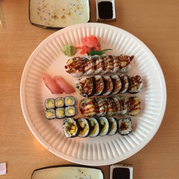 Das Foto wurde bei Tokyo Sushi von Diane W. am 5/23/2016 aufgenommen