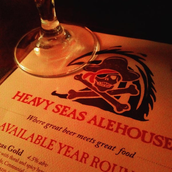 รูปภาพถ่ายที่ Heavy Seas Alehouse โดย Jessica B. เมื่อ 8/1/2015