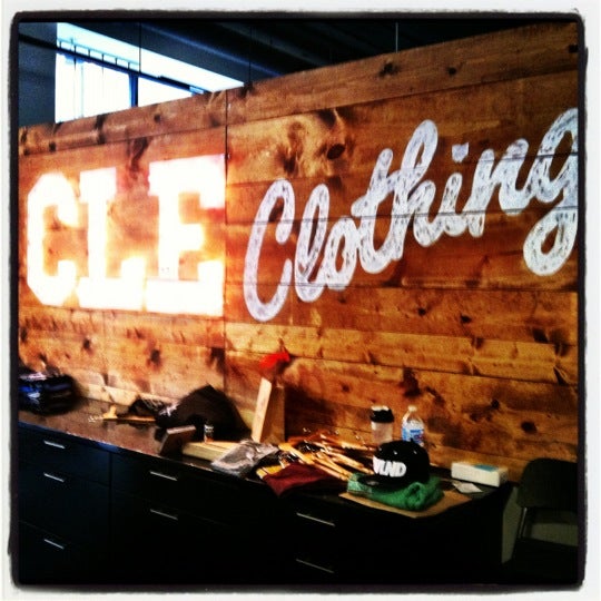 รูปภาพถ่ายที่ CLEveland Clothing Co โดย Emma B. เมื่อ 12/15/2012