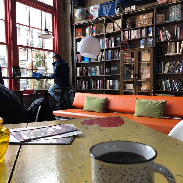 4/14/2018 tarihinde Cory M.ziyaretçi tarafından Kibbitznest Books, Brews &amp; Blarney'de çekilen fotoğraf