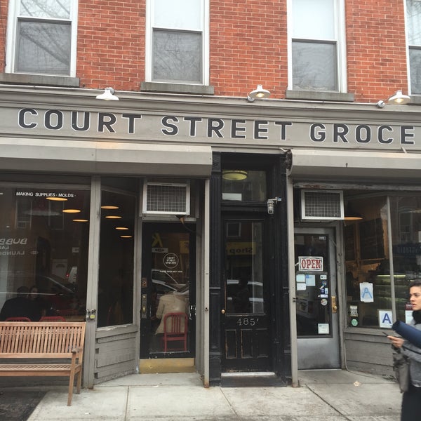 Foto tirada no(a) Court Street Grocers por Cory M. em 4/9/2016