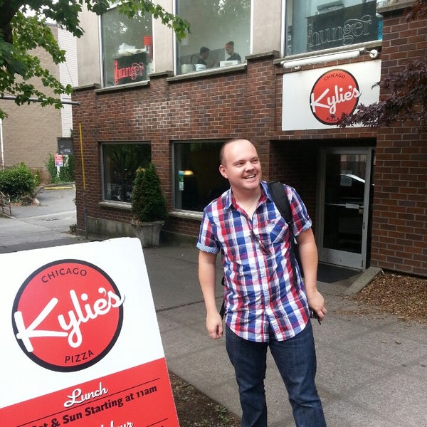 Photo prise au Kylie&#39;s Chicago Pizza par Jason D. le9/7/2013