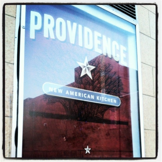 รูปภาพถ่ายที่ Providence New American Kitchen โดย Michael L. เมื่อ 10/10/2012
