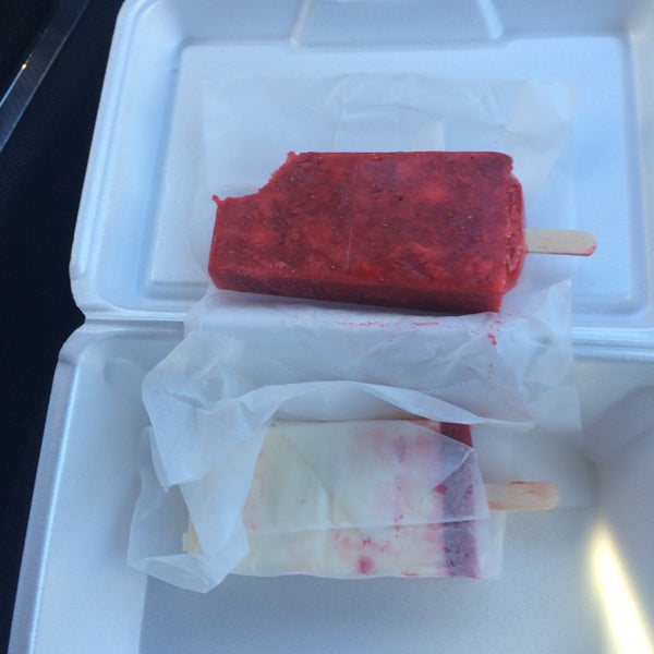 Foto diambil di Mateo&#39;s Ice Cream &amp; Fruit Bars oleh Enrique N. pada 7/12/2014