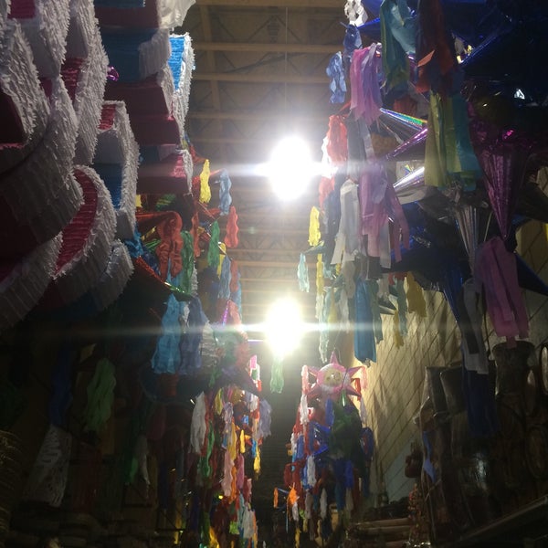 Foto scattata a Piñata District - Los Angeles da Enrique N. il 3/25/2015