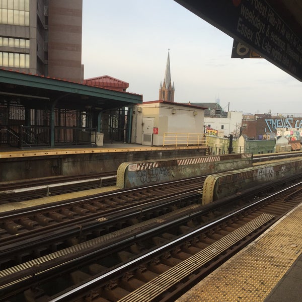 Снимок сделан в MTA Subway - M Train пользователем Andrea H. 12/13/2015