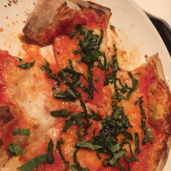 11/29/2015にAndrea H.がElla&#39;s Wood-Fired Pizzaで撮った写真