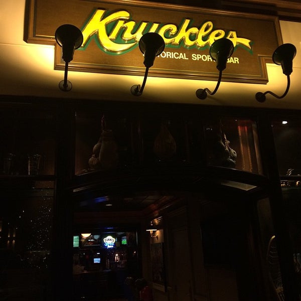 12/15/2014にNicholas C.がKnuckles Sports Barで撮った写真