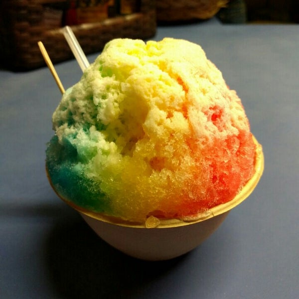 Photo taken at Local Boys Shave Ice - Kihei by Michael R. on 12/1/2015