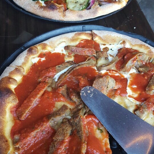 3/19/2016에 Anitha R.님이 Goodfella&#39;s Woodfired Pizza Pasta Bar에서 찍은 사진