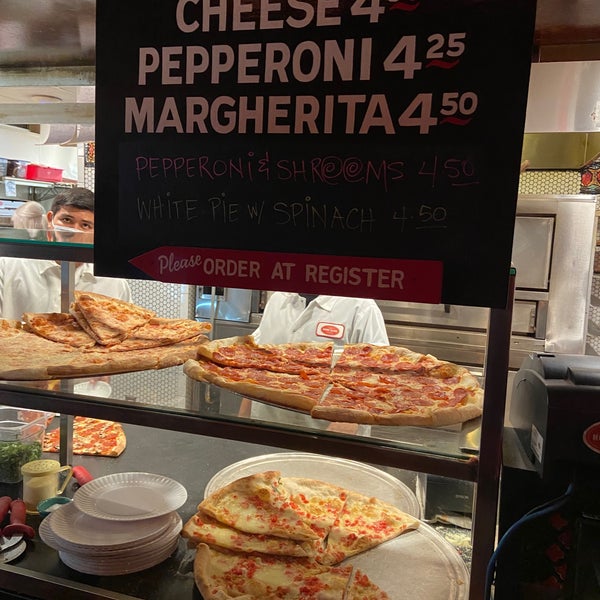 Das Foto wurde bei Home Slice Pizza von Meri&#39;s Food am 11/29/2021 aufgenommen