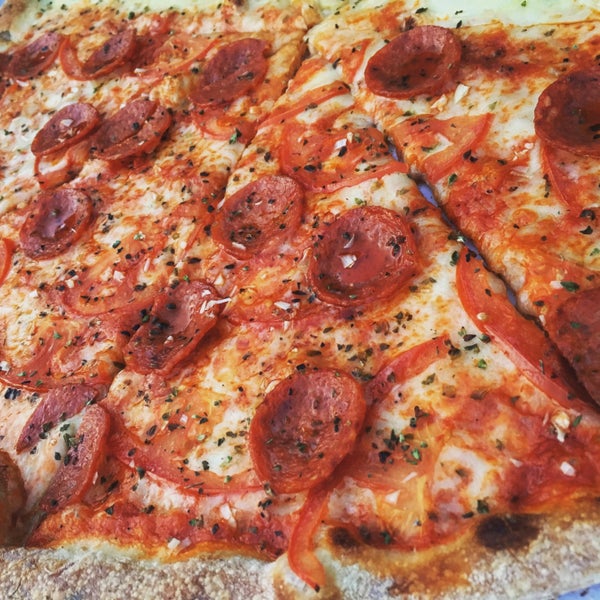 5/18/2016にMeri&#39;s FoodがTomasso - New York Pizzaで撮った写真
