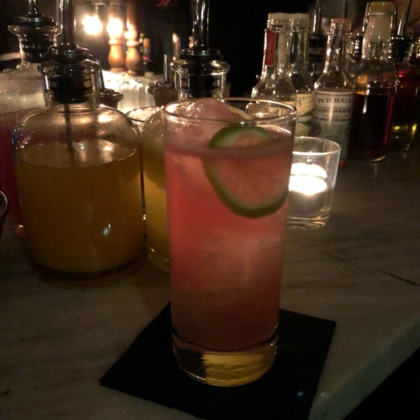 Das Foto wurde bei Prescription Cocktail Club von Meri&#39;s Food am 5/19/2018 aufgenommen