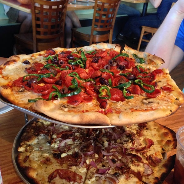 6/27/2013 tarihinde Robert S.ziyaretçi tarafından West Crust Artisan Pizza'de çekilen fotoğraf
