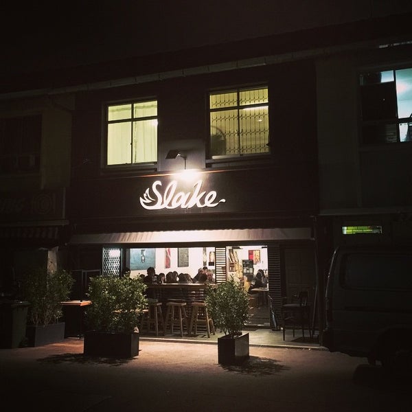 3/16/2015 tarihinde KING M.ziyaretçi tarafından Slake Bar + Kitchen'de çekilen fotoğraf