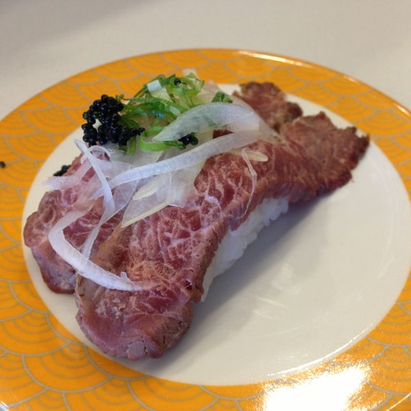 รูปภาพถ่ายที่ Hanami Sushi Bar + Dining โดย KING M. เมื่อ 3/12/2013