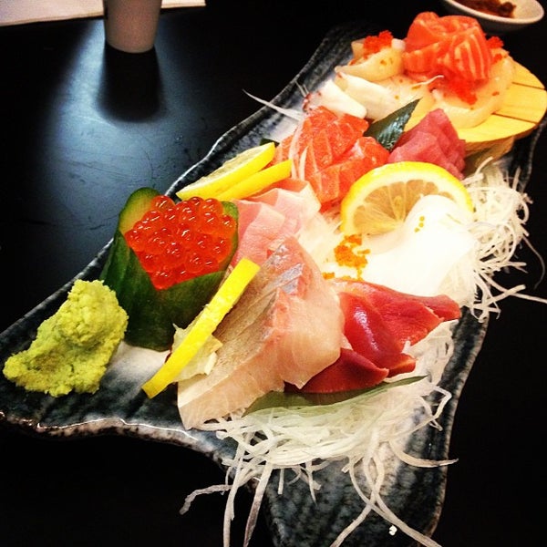 Foto scattata a Hanaichi Sushi Bar + Dining da KING M. il 5/4/2013