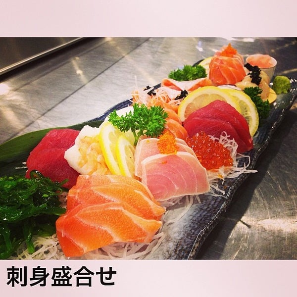 รูปภาพถ่ายที่ Hanami Sushi Bar + Dining โดย KING M. เมื่อ 8/29/2013