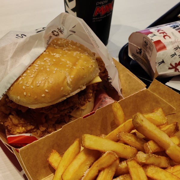 Foto tirada no(a) KFC por Brian F. em 11/8/2019