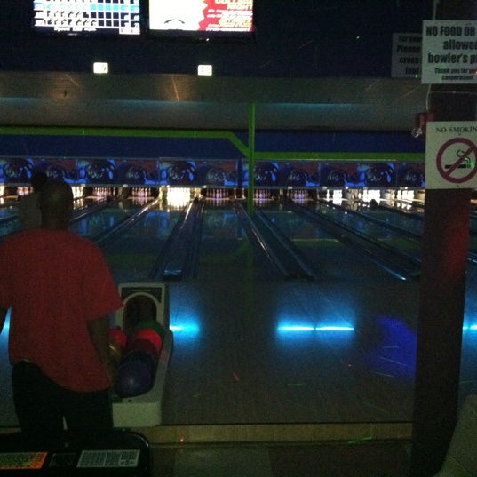 Foto scattata a Bandera Bowling Center da Jesseca P. il 12/2/2012