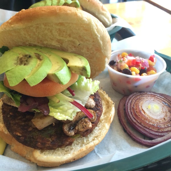 Foto tirada no(a) Tallgrass Burger por Annie P. em 2/2/2014