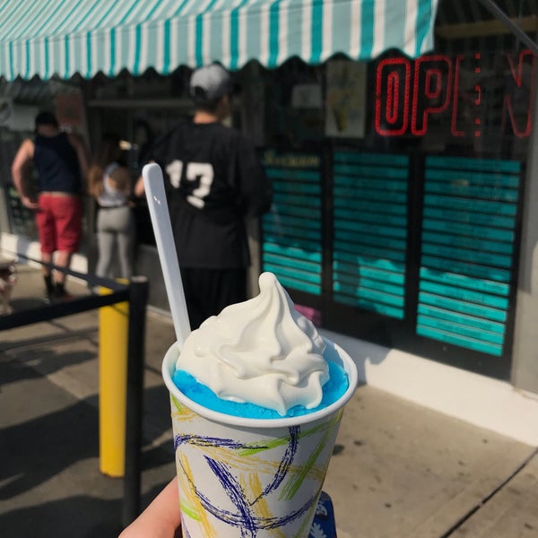 Foto diambil di Curly&#39;s Ice Cream &amp; Frozen Yogurt oleh Annie P. pada 4/14/2018