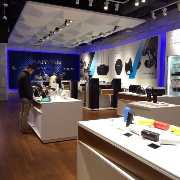 Photo taken at HARMAN Flagship Store by Annie P. on 11/22/2013