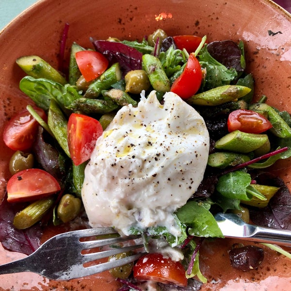 In love with this leafy green Burrata Salad, served with grilled asparagus, tomatoes, olives and topped with a generous creamy portion of Burrata.  😋 #californiagirl